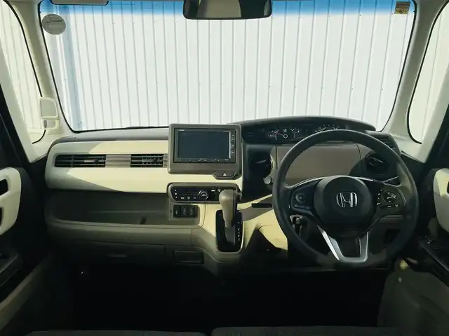 ホンダ Ｎ ＢＯＸ G L ホンダセンシング 熊本県 2018(平30)年 3.9万km ブリティッシュグリーンP 純正ナビ/・AM/FM/CD/SD/USB/iPod/BT/バックカメラ/ホンダセンシング/・オートハイビーム/・アダプティブクルーズコントロール/・路外逸脱抑制機能/・レーンキープアシスト/・標識認識機能/・先行車発進お知らせ機能/後方コーナーセンサー/ステアリングリモコン/オートライト/・LEDライト/電動格納ミラー/・ウィンカーミラー/ビルトインETC/ドアバイザー/純正フロアマット/スマートキー/・スペアキー