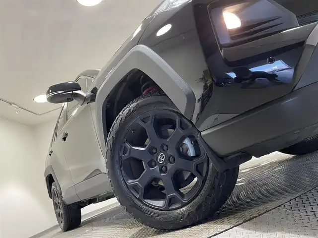 トヨタ ＲＡＶ４ アドベンチャー オフロードPKG 愛知県 2022(令4)年 4.1万km アティチュードブラックマイカ ＡＬＰＩＮＥ９インチナビ　/Bluetooth/ＣａｒＰｌａｙ/フルセグTV/SD/CD・DVD再生/FM/AM)/トヨタセーフティセンス　/　　-プリクラッシュセーフティ/　　-レーントレーニングアシスト/　　-レーダークルーズコントロール/　　-オートマチックハイビーム/　　-ロードサインアシスト/ドライブレコーダー　/ビルトインＥＴＣ　/ＬＥＤヘッドライト　/バックカメラ　/クリアランスソナー/ブラインドスポットモニター/パワーシート　/ルーフレール/純正フロアマット　/フォグランプ/プッシュスタート/　　-スマートキー
