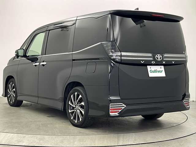 トヨタ ヴォクシー S－Z 大阪府 2022(令4)年 3.2万km アティチュードブラックマイカ 純正10.5インチディスプレイオーディオ(ナビ有)/【フルセグTV/Bluetooth/HDMI/CD/DVD】/純正14インチ後席モニター/快適利便パッケージ/パワーバックドア/後席オットマン/ハンズフリーデュアルパワースライドドア/ステアリングヒーター/nanoe/両側パワースライドドア/トヨタセーフティセンス/プリクラッシュセーフティ/パーキングサポートブレーキ/レーダークルーズコントロール/レーンキープアシスト/オートマチックハイビーム/前後コーナーセンサー/バックカメラ/ハーフレザーシート/前後シートヒーター/ステアリングヒーター/LEDヘッドライト/スマートキー