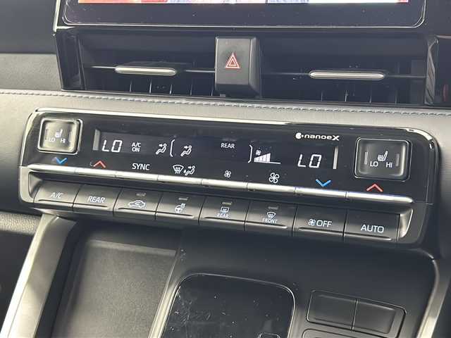 トヨタ ヴォクシー S－Z 大阪府 2022(令4)年 3.2万km アティチュードブラックマイカ 純正10.5インチディスプレイオーディオ(ナビ有)/【フルセグTV/Bluetooth/HDMI/CD/DVD】/純正14インチ後席モニター/快適利便パッケージ/パワーバックドア/後席オットマン/ハンズフリーデュアルパワースライドドア/ステアリングヒーター/nanoe/両側パワースライドドア/トヨタセーフティセンス/プリクラッシュセーフティ/パーキングサポートブレーキ/レーダークルーズコントロール/レーンキープアシスト/オートマチックハイビーム/前後コーナーセンサー/バックカメラ/ハーフレザーシート/前後シートヒーター/ステアリングヒーター/LEDヘッドライト/スマートキー