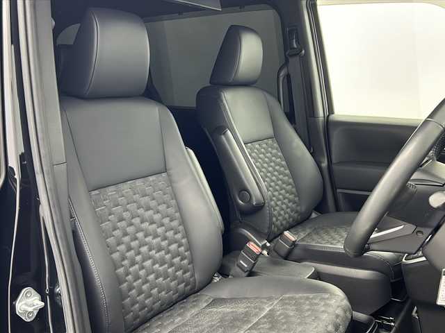 トヨタ ヴォクシー S－Z 大阪府 2022(令4)年 3.2万km アティチュードブラックマイカ 純正10.5インチディスプレイオーディオ(ナビ有)/【フルセグTV/Bluetooth/HDMI/CD/DVD】/純正14インチ後席モニター/快適利便パッケージ/パワーバックドア/後席オットマン/ハンズフリーデュアルパワースライドドア/ステアリングヒーター/nanoe/両側パワースライドドア/トヨタセーフティセンス/プリクラッシュセーフティ/パーキングサポートブレーキ/レーダークルーズコントロール/レーンキープアシスト/オートマチックハイビーム/前後コーナーセンサー/バックカメラ/ハーフレザーシート/前後シートヒーター/ステアリングヒーター/LEDヘッドライト/スマートキー