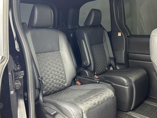 トヨタ ヴォクシー S－Z 大阪府 2022(令4)年 3.2万km アティチュードブラックマイカ 純正10.5インチディスプレイオーディオ(ナビ有)/【フルセグTV/Bluetooth/HDMI/CD/DVD】/純正14インチ後席モニター/快適利便パッケージ/パワーバックドア/後席オットマン/ハンズフリーデュアルパワースライドドア/ステアリングヒーター/nanoe/両側パワースライドドア/トヨタセーフティセンス/プリクラッシュセーフティ/パーキングサポートブレーキ/レーダークルーズコントロール/レーンキープアシスト/オートマチックハイビーム/前後コーナーセンサー/バックカメラ/ハーフレザーシート/前後シートヒーター/ステアリングヒーター/LEDヘッドライト/スマートキー