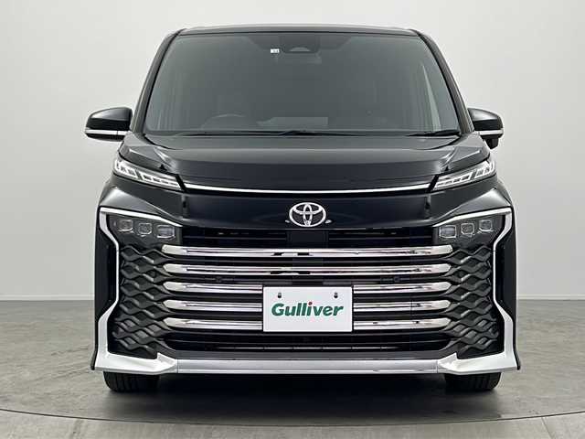 トヨタ ヴォクシー S－Z 大阪府 2022(令4)年 3.2万km アティチュードブラックマイカ 純正10.5インチディスプレイオーディオ(ナビ有)/【フルセグTV/Bluetooth/HDMI/CD/DVD】/純正14インチ後席モニター/快適利便パッケージ/パワーバックドア/後席オットマン/ハンズフリーデュアルパワースライドドア/ステアリングヒーター/nanoe/両側パワースライドドア/トヨタセーフティセンス/プリクラッシュセーフティ/パーキングサポートブレーキ/レーダークルーズコントロール/レーンキープアシスト/オートマチックハイビーム/前後コーナーセンサー/バックカメラ/ハーフレザーシート/前後シートヒーター/ステアリングヒーター/LEDヘッドライト/スマートキー