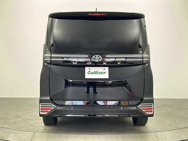 トヨタ ヴォクシー S－Z 大阪府 2022(令4)年 3.2万km アティチュードブラックマイカ 純正10.5インチディスプレイオーディオ(ナビ有)/【フルセグTV/Bluetooth/HDMI/CD/DVD】/純正14インチ後席モニター/快適利便パッケージ/パワーバックドア/後席オットマン/ハンズフリーデュアルパワースライドドア/ステアリングヒーター/nanoe/両側パワースライドドア/トヨタセーフティセンス/プリクラッシュセーフティ/パーキングサポートブレーキ/レーダークルーズコントロール/レーンキープアシスト/オートマチックハイビーム/前後コーナーセンサー/バックカメラ/ハーフレザーシート/前後シートヒーター/ステアリングヒーター/LEDヘッドライト/スマートキー