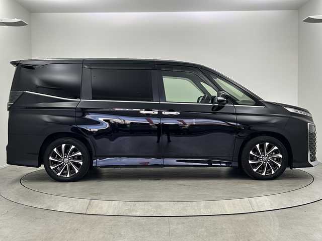 トヨタ ヴォクシー S－Z 大阪府 2022(令4)年 3.2万km アティチュードブラックマイカ 純正10.5インチディスプレイオーディオ(ナビ有)/【フルセグTV/Bluetooth/HDMI/CD/DVD】/純正14インチ後席モニター/快適利便パッケージ/パワーバックドア/後席オットマン/ハンズフリーデュアルパワースライドドア/ステアリングヒーター/nanoe/両側パワースライドドア/トヨタセーフティセンス/プリクラッシュセーフティ/パーキングサポートブレーキ/レーダークルーズコントロール/レーンキープアシスト/オートマチックハイビーム/前後コーナーセンサー/バックカメラ/ハーフレザーシート/前後シートヒーター/ステアリングヒーター/LEDヘッドライト/スマートキー