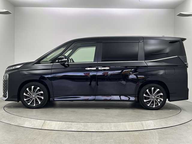 トヨタ ヴォクシー S－Z 大阪府 2022(令4)年 3.2万km アティチュードブラックマイカ 純正10.5インチディスプレイオーディオ(ナビ有)/【フルセグTV/Bluetooth/HDMI/CD/DVD】/純正14インチ後席モニター/快適利便パッケージ/パワーバックドア/後席オットマン/ハンズフリーデュアルパワースライドドア/ステアリングヒーター/nanoe/両側パワースライドドア/トヨタセーフティセンス/プリクラッシュセーフティ/パーキングサポートブレーキ/レーダークルーズコントロール/レーンキープアシスト/オートマチックハイビーム/前後コーナーセンサー/バックカメラ/ハーフレザーシート/前後シートヒーター/ステアリングヒーター/LEDヘッドライト/スマートキー