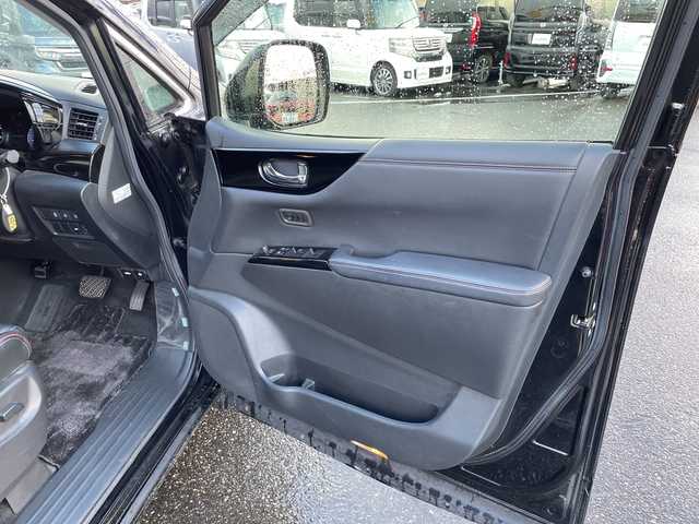 日産 エルグランド 250ハイウェイスター プレミアム 新潟県 2020(令2)年 5.5万km 黒 純正ナビ/(Bluetooth/AM/FM/CD/DVD)/フルセグTV/フリップダウンモニター/オットマン/黒革シート/両側パワースライドドア/レーダークルーズコントロール/アラウンドビューモニター/バックカメラ/フリップダウンモニター/純正18インチアルミホイール付サマータイヤ/シートヒーター(前席)/パワーシート(前席)/ETC/ステアリングスイッチ/プッシュスタート/カラーコード(GAT)