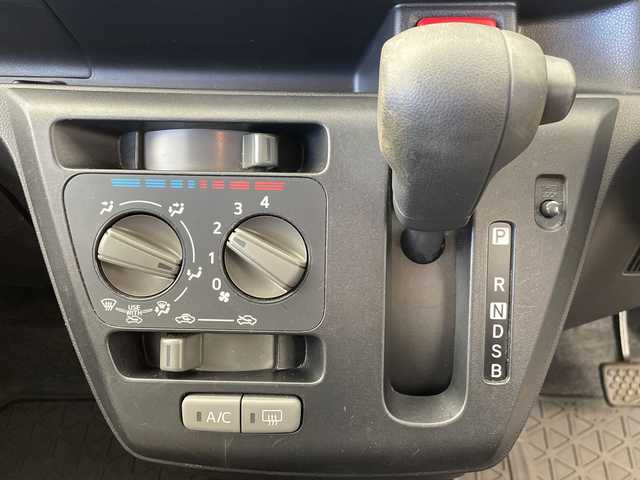 ダイハツ ミラ イース L SAⅢ 群馬県 2018(平30)年 2.1万km ブライトシルバーメタリック 衝突軽減システム　前後コーナーセンサー　横滑り防止装置　アイドリングストップ　ヘッドライトレベライザー　リモコンキー　マニュアルエアコン　パワーウィンドウ　オーディオレス車　純正フロアマット　