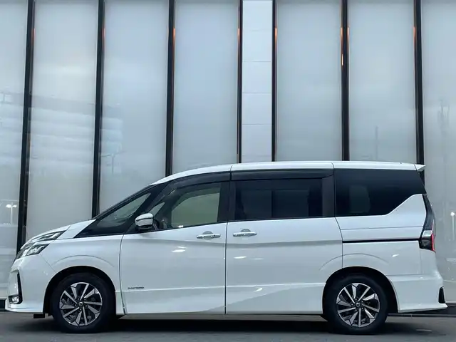 日産 セレナ ハイウェイスター V 大阪府 2021(令3)年 5.1万km ブリリアントホワイトパール 純正１０インチナビ　後席モニター　アラウンドビューモニター　プロパイロット　デジタルインナーミラー　両側パワースライドドア　ＢＳＭ　ドライブレコーダー　純正アルミホイール　８人乗り　ＥＴＣ　ＬＥＤ