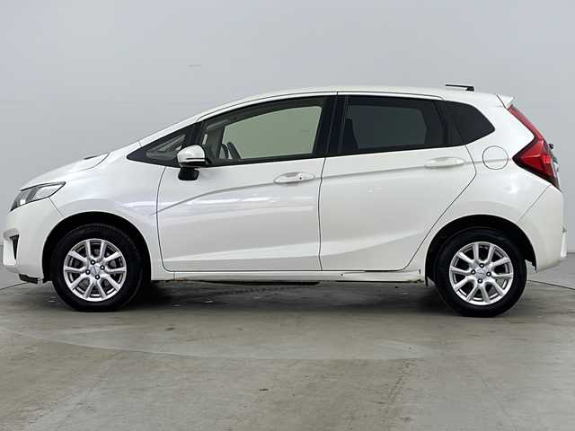ホンダ フィット 13G Fパッケージ 道央・札幌 2013(平25)年 11.6万km プレミアムホワイトパール ・純正ナビＴＶ、ＢＴ、ＤＶＤ、ＣＤ/・バックカメラ/・アイドリングストップ/・横滑り防止機能/・電動格納ミラー/・ドアミラーウィンカー・ヒーター付/・フロントワイパーデアイサー/・純正リモコンスターター/・スマートキー/・ワンオーナー