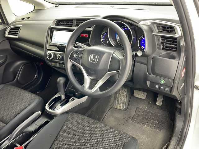ホンダ フィット 13G Fパッケージ 道央・札幌 2013(平25)年 11.6万km プレミアムホワイトパール ・純正ナビＴＶ、ＢＴ、ＤＶＤ、ＣＤ/・バックカメラ/・アイドリングストップ/・横滑り防止機能/・電動格納ミラー/・ドアミラーウィンカー・ヒーター付/・フロントワイパーデアイサー/・純正リモコンスターター/・スマートキー/・ワンオーナー