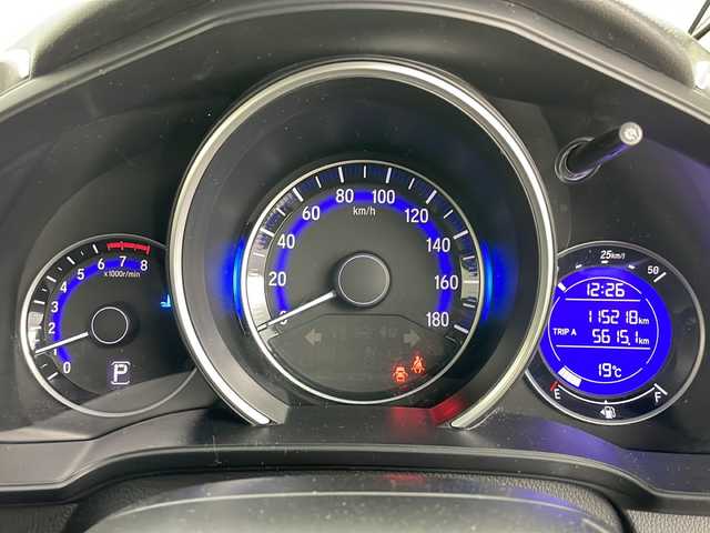 ホンダ フィット 13G Fパッケージ 道央・札幌 2013(平25)年 11.6万km プレミアムホワイトパール ・純正ナビＴＶ、ＢＴ、ＤＶＤ、ＣＤ/・バックカメラ/・アイドリングストップ/・横滑り防止機能/・電動格納ミラー/・ドアミラーウィンカー・ヒーター付/・フロントワイパーデアイサー/・純正リモコンスターター/・スマートキー/・ワンオーナー