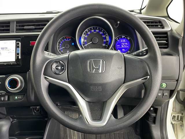ホンダ フィット 13G Fパッケージ 道央・札幌 2013(平25)年 11.6万km プレミアムホワイトパール ・純正ナビＴＶ、ＢＴ、ＤＶＤ、ＣＤ/・バックカメラ/・アイドリングストップ/・横滑り防止機能/・電動格納ミラー/・ドアミラーウィンカー・ヒーター付/・フロントワイパーデアイサー/・純正リモコンスターター/・スマートキー/・ワンオーナー