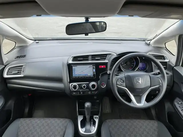 ホンダ フィット 13G Fパッケージ 道央・札幌 2013(平25)年 11.6万km プレミアムホワイトパール ４WD/ワンオーナー/純正ディーラーOPナビ/CD/DVD/BT/フルセグ/横滑り防止装置/バックカメラ/ETC/アイドリングストップ/ECONモード/ワイパーデアイサー/ステアリングリモコン/プッシュスタート/スマートキー/ハロゲンヘッドライト/ヘッドライトレベライザー/電動格納ミラー/ヒーテッドドアミラー/ウィンカーミラー/純正フロアマット/スペアキー/純正エンジンスターター