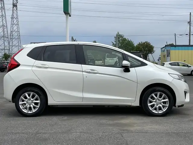 ホンダ フィット 13G Fパッケージ 道央・札幌 2013(平25)年 11.6万km プレミアムホワイトパール ４WD/ワンオーナー/純正ディーラーOPナビ/CD/DVD/BT/フルセグ/横滑り防止装置/バックカメラ/ETC/アイドリングストップ/ECONモード/ワイパーデアイサー/ステアリングリモコン/プッシュスタート/スマートキー/ハロゲンヘッドライト/ヘッドライトレベライザー/電動格納ミラー/ヒーテッドドアミラー/ウィンカーミラー/純正フロアマット/スペアキー/純正エンジンスターター
