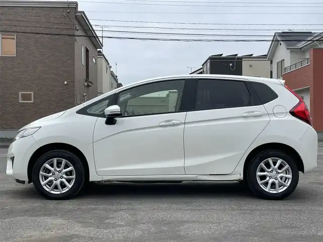 ホンダ フィット 13G Fパッケージ 道央・札幌 2013(平25)年 11.6万km プレミアムホワイトパール ４WD/ワンオーナー/純正ディーラーOPナビ/CD/DVD/BT/フルセグ/横滑り防止装置/バックカメラ/ETC/アイドリングストップ/ECONモード/ワイパーデアイサー/ステアリングリモコン/プッシュスタート/スマートキー/ハロゲンヘッドライト/ヘッドライトレベライザー/電動格納ミラー/ヒーテッドドアミラー/ウィンカーミラー/純正フロアマット/スペアキー/純正エンジンスターター