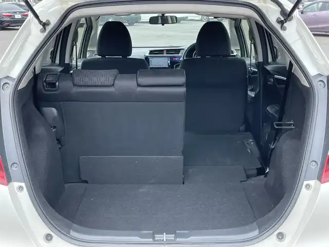 ホンダ フィット 13G Fパッケージ 道央・札幌 2013(平25)年 11.6万km プレミアムホワイトパール ４WD/ワンオーナー/純正ディーラーOPナビ/CD/DVD/BT/フルセグ/横滑り防止装置/バックカメラ/ETC/アイドリングストップ/ECONモード/ワイパーデアイサー/ステアリングリモコン/プッシュスタート/スマートキー/ハロゲンヘッドライト/ヘッドライトレベライザー/電動格納ミラー/ヒーテッドドアミラー/ウィンカーミラー/純正フロアマット/スペアキー/純正エンジンスターター