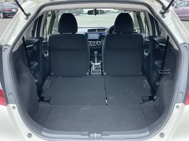 ホンダ フィット 13G Fパッケージ 道央・札幌 2013(平25)年 11.6万km プレミアムホワイトパール ４WD/ワンオーナー/純正ディーラーOPナビ/CD/DVD/BT/フルセグ/横滑り防止装置/バックカメラ/ETC/アイドリングストップ/ECONモード/ワイパーデアイサー/ステアリングリモコン/プッシュスタート/スマートキー/ハロゲンヘッドライト/ヘッドライトレベライザー/電動格納ミラー/ヒーテッドドアミラー/ウィンカーミラー/純正フロアマット/スペアキー/純正エンジンスターター