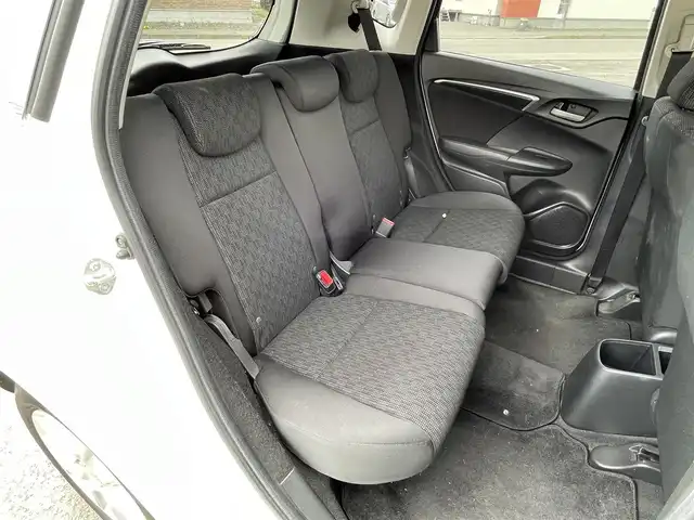 ホンダ フィット 13G Fパッケージ 道央・札幌 2013(平25)年 11.6万km プレミアムホワイトパール ４WD/ワンオーナー/純正ディーラーOPナビ/CD/DVD/BT/フルセグ/横滑り防止装置/バックカメラ/ETC/アイドリングストップ/ECONモード/ワイパーデアイサー/ステアリングリモコン/プッシュスタート/スマートキー/ハロゲンヘッドライト/ヘッドライトレベライザー/電動格納ミラー/ヒーテッドドアミラー/ウィンカーミラー/純正フロアマット/スペアキー/純正エンジンスターター