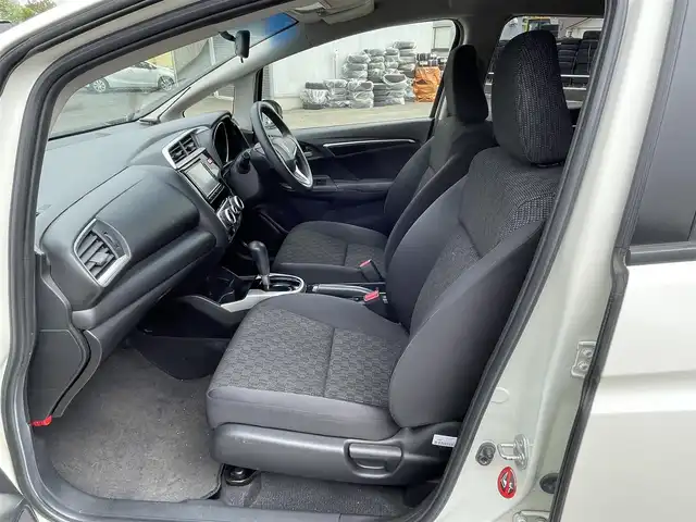 ホンダ フィット 13G Fパッケージ 道央・札幌 2013(平25)年 11.6万km プレミアムホワイトパール ４WD/ワンオーナー/純正ディーラーOPナビ/CD/DVD/BT/フルセグ/横滑り防止装置/バックカメラ/ETC/アイドリングストップ/ECONモード/ワイパーデアイサー/ステアリングリモコン/プッシュスタート/スマートキー/ハロゲンヘッドライト/ヘッドライトレベライザー/電動格納ミラー/ヒーテッドドアミラー/ウィンカーミラー/純正フロアマット/スペアキー/純正エンジンスターター