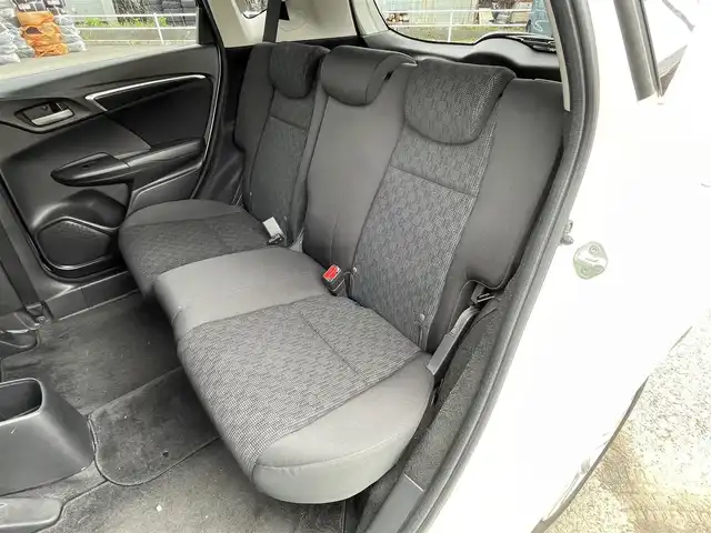 ホンダ フィット 13G Fパッケージ 道央・札幌 2013(平25)年 11.6万km プレミアムホワイトパール ４WD/ワンオーナー/純正ディーラーOPナビ/CD/DVD/BT/フルセグ/横滑り防止装置/バックカメラ/ETC/アイドリングストップ/ECONモード/ワイパーデアイサー/ステアリングリモコン/プッシュスタート/スマートキー/ハロゲンヘッドライト/ヘッドライトレベライザー/電動格納ミラー/ヒーテッドドアミラー/ウィンカーミラー/純正フロアマット/スペアキー/純正エンジンスターター