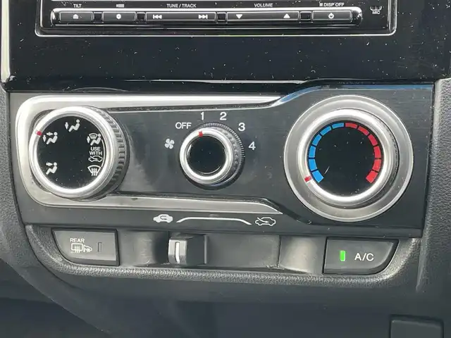 ホンダ フィット 13G Fパッケージ 道央・札幌 2013(平25)年 11.6万km プレミアムホワイトパール ４WD/ワンオーナー/純正ディーラーOPナビ/CD/DVD/BT/フルセグ/横滑り防止装置/バックカメラ/ETC/アイドリングストップ/ECONモード/ワイパーデアイサー/ステアリングリモコン/プッシュスタート/スマートキー/ハロゲンヘッドライト/ヘッドライトレベライザー/電動格納ミラー/ヒーテッドドアミラー/ウィンカーミラー/純正フロアマット/スペアキー/純正エンジンスターター