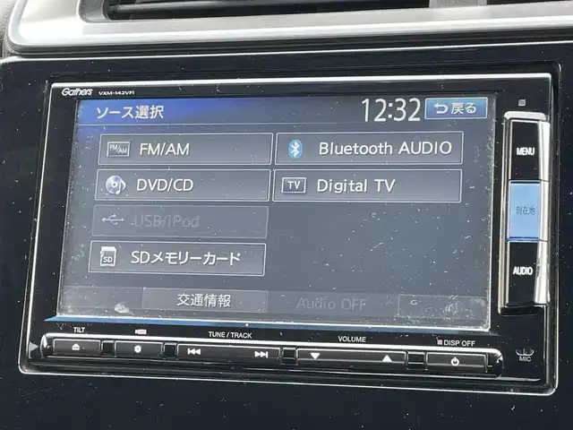 ホンダ フィット 13G Fパッケージ 道央・札幌 2013(平25)年 11.6万km プレミアムホワイトパール ４WD/ワンオーナー/純正ディーラーOPナビ/CD/DVD/BT/フルセグ/横滑り防止装置/バックカメラ/ETC/アイドリングストップ/ECONモード/ワイパーデアイサー/ステアリングリモコン/プッシュスタート/スマートキー/ハロゲンヘッドライト/ヘッドライトレベライザー/電動格納ミラー/ヒーテッドドアミラー/ウィンカーミラー/純正フロアマット/スペアキー/純正エンジンスターター