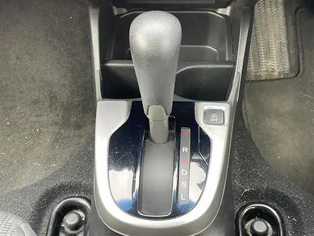 ホンダ フィット 13G Fパッケージ 道央・札幌 2013(平25)年 11.6万km プレミアムホワイトパール ４WD/ワンオーナー/純正ディーラーOPナビ/CD/DVD/BT/フルセグ/横滑り防止装置/バックカメラ/ETC/アイドリングストップ/ECONモード/ワイパーデアイサー/ステアリングリモコン/プッシュスタート/スマートキー/ハロゲンヘッドライト/ヘッドライトレベライザー/電動格納ミラー/ヒーテッドドアミラー/ウィンカーミラー/純正フロアマット/スペアキー/純正エンジンスターター