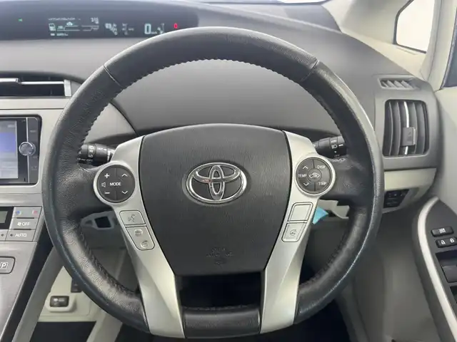 トヨタ プリウス ＰＨＶ S 愛知県 2013(平25)年 6.1万km ホワイトパールクリスタルシャイン 純正ナビ/（フルセグ/BT/CD/DVD）/バックカメラ/前席シートヒーター/ステアリングヒーター/フルフラットシート/１００Ｖ電源/ＥＴＣ/純正AW/オートライト/スマートキー/プッシュスタート