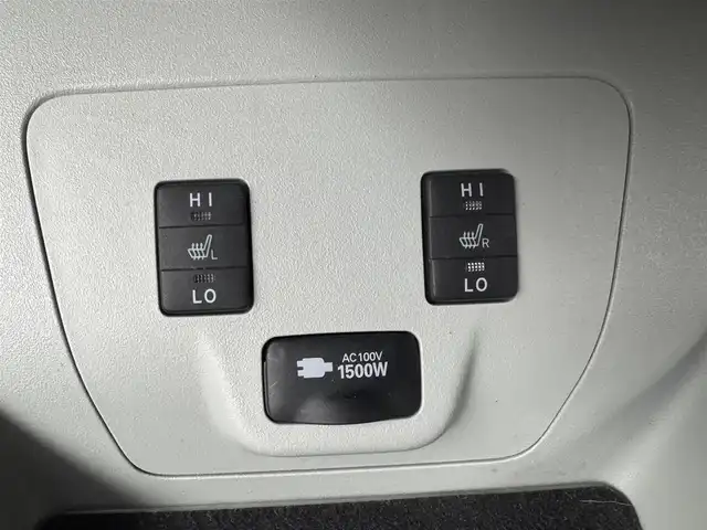 トヨタ プリウス ＰＨＶ S 愛知県 2013(平25)年 6.1万km ホワイトパールクリスタルシャイン 純正ナビ/（フルセグ/BT/CD/DVD）/バックカメラ/前席シートヒーター/ステアリングヒーター/フルフラットシート/１００Ｖ電源/ＥＴＣ/純正AW/オートライト/スマートキー/プッシュスタート