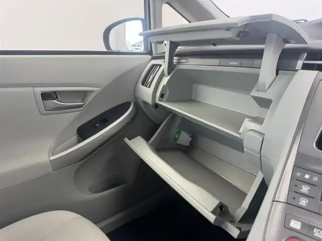 トヨタ プリウス ＰＨＶ S 愛知県 2013(平25)年 6.1万km ホワイトパールクリスタルシャイン 純正ナビ/（フルセグ/BT/CD/DVD）/バックカメラ/前席シートヒーター/ステアリングヒーター/フルフラットシート/１００Ｖ電源/ＥＴＣ/純正AW/オートライト/スマートキー/プッシュスタート