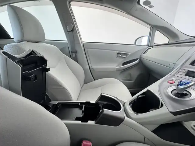 トヨタ プリウス ＰＨＶ S 愛知県 2013(平25)年 6.1万km ホワイトパールクリスタルシャイン 純正ナビ/（フルセグ/BT/CD/DVD）/バックカメラ/前席シートヒーター/ステアリングヒーター/フルフラットシート/１００Ｖ電源/ＥＴＣ/純正AW/オートライト/スマートキー/プッシュスタート