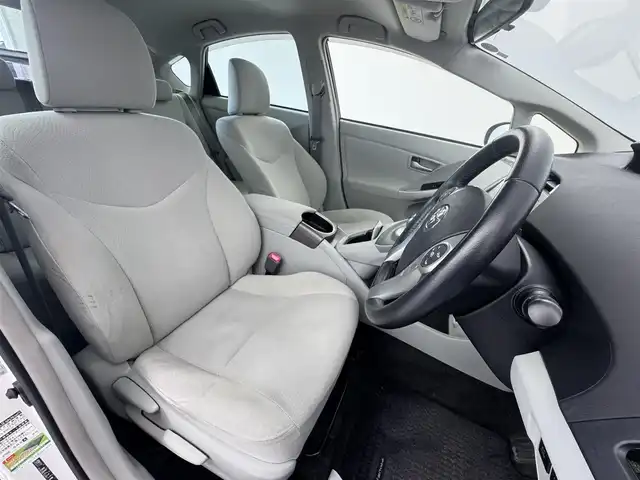 トヨタ プリウス ＰＨＶ S 愛知県 2013(平25)年 6.1万km ホワイトパールクリスタルシャイン 純正ナビ/（フルセグ/BT/CD/DVD）/バックカメラ/前席シートヒーター/ステアリングヒーター/フルフラットシート/１００Ｖ電源/ＥＴＣ/純正AW/オートライト/スマートキー/プッシュスタート
