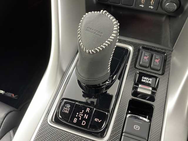 三菱 エクリプス クロス ＰＨＥＶ P 道央・札幌 2021(令3)年 3.1万km ホワイトダイヤモンド ・４WD/PHEV/・電動パノラマサンルーフ/・スポイラーパッケージOP/・スタイリングパッケージOP/・衝突被害軽減ブレーキシステム/・レーダークルーズコントロール/・オートマチックハイビーム[AHB]/・純正ディスプレイオーディオ/・Bluetooth.APPS.フルセグ/・全方位カメラ/バックカメラ/・レザーシート/パワーシート/・全席シートヒーター/・AC100V1500W/・コーナーセンサー/・パドルシフト/ステアリングヒーター/・充電コード