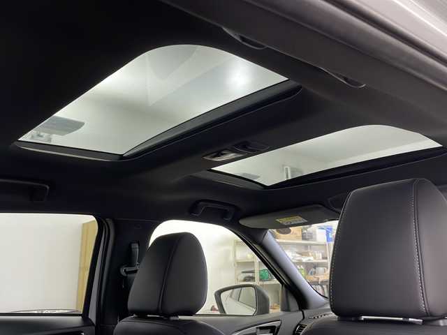 三菱 エクリプス クロス ＰＨＥＶ P 道央・札幌 2021(令3)年 3.1万km ホワイトダイヤモンド ・４WD/PHEV/・電動パノラマサンルーフ/・スポイラーパッケージOP/・スタイリングパッケージOP/・衝突被害軽減ブレーキシステム/・レーダークルーズコントロール/・オートマチックハイビーム[AHB]/・純正ディスプレイオーディオ/・Bluetooth.APPS.フルセグ/・全方位カメラ/バックカメラ/・レザーシート/パワーシート/・全席シートヒーター/・AC100V1500W/・コーナーセンサー/・パドルシフト/ステアリングヒーター/・充電コード