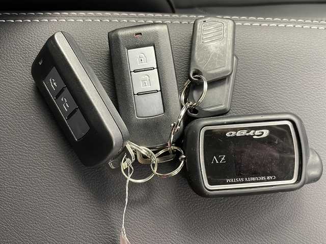三菱 エクリプス クロス ＰＨＥＶ P 道央・札幌 2021(令3)年 3.1万km ホワイトダイヤモンド ・４WD/PHEV/・電動パノラマサンルーフ/・スポイラーパッケージOP/・スタイリングパッケージOP/・衝突被害軽減ブレーキシステム/・レーダークルーズコントロール/・オートマチックハイビーム[AHB]/・純正ディスプレイオーディオ/・Bluetooth.APPS.フルセグ/・全方位カメラ/バックカメラ/・レザーシート/パワーシート/・全席シートヒーター/・AC100V1500W/・コーナーセンサー/・パドルシフト/ステアリングヒーター/・充電コード