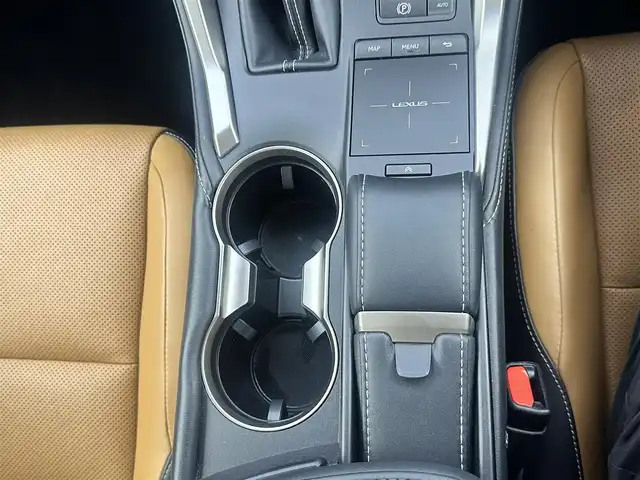 レクサス ＮＸ 300 バージョンL 愛知県 2018(平30)年 3.1万km ソニッククォーツ 純正メモリーナビ/（CD/DVD/BT/フルセグ）/三眼ヘッドライト/パワーバックドア/全席シートヒーター/前席シートクーラー/前席パワーシート/ステアリングヒーター/バックカメラ/ETC2.0/クルーズコントロール/レクサスセーフティシステム/BSM/コーナーセンサー/パドルシフト/純正フロアマット/純正AW