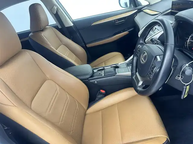 レクサス ＮＸ 300 バージョンL 愛知県 2018(平30)年 3.1万km ソニッククォーツ 純正メモリーナビ/（CD/DVD/BT/フルセグ）/三眼ヘッドライト/パワーバックドア/全席シートヒーター/前席シートクーラー/前席パワーシート/ステアリングヒーター/バックカメラ/ETC2.0/クルーズコントロール/レクサスセーフティシステム/BSM/コーナーセンサー/パドルシフト/純正フロアマット/純正AW