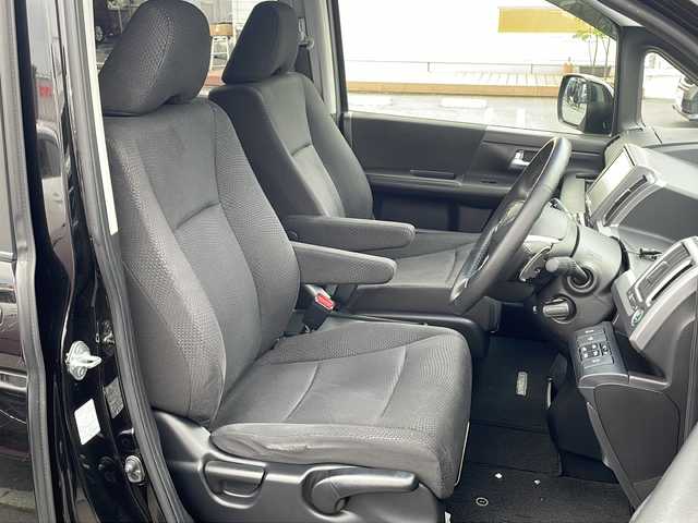 ホンダ ステップワゴン スパーダ Z 青森県 2013(平25)年 8.1万km プレミアムスパークルブラックパール 4WD/純正9インチナビ・フルセグTV/CD・DVD・Bluetooth・SD/バックカメラ/両側パワースライドドア/横滑り防止機能/パドルシフト/ワイパーデアイサー/ビルトインETC/純正エンジンスターター/HIDヘッドライト/フォグライト/ウインカーミラー/社外16インチアルミホイール/スマートキー