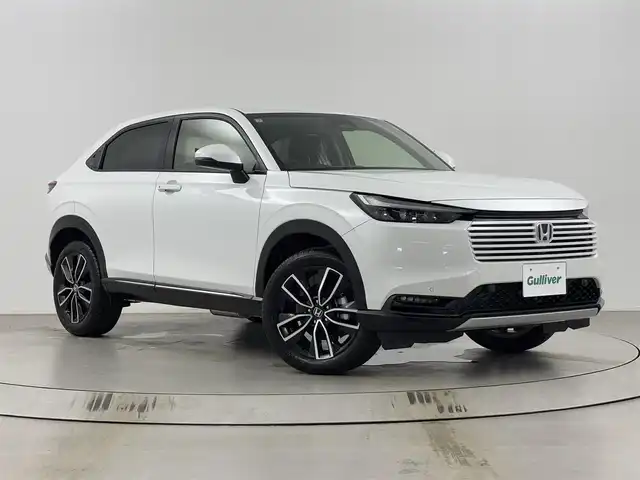 ホンダ ヴェゼル ハイブリッド e:HEV Z 埼玉県 2025(令7)年 0.1千km プラチナホワイトパール 登録済未使用車/純正ナビ/(Bluetooth/Apple Car Play/Android Auto/USB/AM/FM)/地デジフルセグ/バックカメラ/ETC2.0/Honda SENSING/・衝突軽減ブレーキ/・先行車発進お知らせ機能/・路外逸脱抑制機能/・標識認識機能/・渋滞追従機能付アダプティブクルーズコントロール/・ブラインドスポットインフォメーション/・誤発進抑制機能/・パーキングセンサーシステム/・オートハイビーム/ハンズフリーアクセスパワーテールゲート/運転席助手席シートヒーター/パドルシフト/置くだけ充電/ドライブモードセレクト/ダウンヒルアシストコントロール/電子パーキングシステム/ブレーキホールド/ウィンカーミラー/フロントフォグランプ/プッシュスタート/ステアリングリモコン/純正18インチアルミホイール
