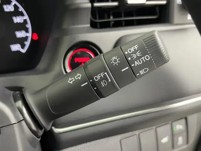 ホンダ ヴェゼル ハイブリッド e:HEV Z 埼玉県 2025(令7)年 0.1千km プラチナホワイトパール 登録済未使用車/純正ナビ/(Bluetooth/Apple Car Play/Android Auto/USB/AM/FM)/地デジフルセグ/バックカメラ/ETC2.0/Honda SENSING/・衝突軽減ブレーキ/・先行車発進お知らせ機能/・路外逸脱抑制機能/・標識認識機能/・渋滞追従機能付アダプティブクルーズコントロール/・ブラインドスポットインフォメーション/・誤発進抑制機能/・パーキングセンサーシステム/・オートハイビーム/ハンズフリーアクセスパワーテールゲート/運転席助手席シートヒーター/パドルシフト/置くだけ充電/ドライブモードセレクト/ダウンヒルアシストコントロール/電子パーキングシステム/ブレーキホールド/ウィンカーミラー/フロントフォグランプ/プッシュスタート/ステアリングリモコン/純正18インチアルミホイール