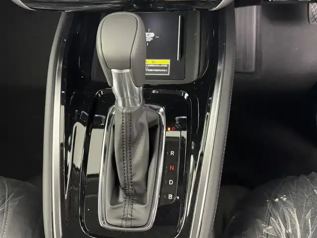 ホンダ ヴェゼル ハイブリッド e:HEV Z 埼玉県 2025(令7)年 0.1千km プラチナホワイトパール 登録済未使用車/純正ナビ/(Bluetooth/Apple Car Play/Android Auto/USB/AM/FM)/地デジフルセグ/バックカメラ/ETC2.0/Honda SENSING/・衝突軽減ブレーキ/・先行車発進お知らせ機能/・路外逸脱抑制機能/・標識認識機能/・渋滞追従機能付アダプティブクルーズコントロール/・ブラインドスポットインフォメーション/・誤発進抑制機能/・パーキングセンサーシステム/・オートハイビーム/ハンズフリーアクセスパワーテールゲート/運転席助手席シートヒーター/パドルシフト/置くだけ充電/ドライブモードセレクト/ダウンヒルアシストコントロール/電子パーキングシステム/ブレーキホールド/ウィンカーミラー/フロントフォグランプ/プッシュスタート/ステアリングリモコン/純正18インチアルミホイール