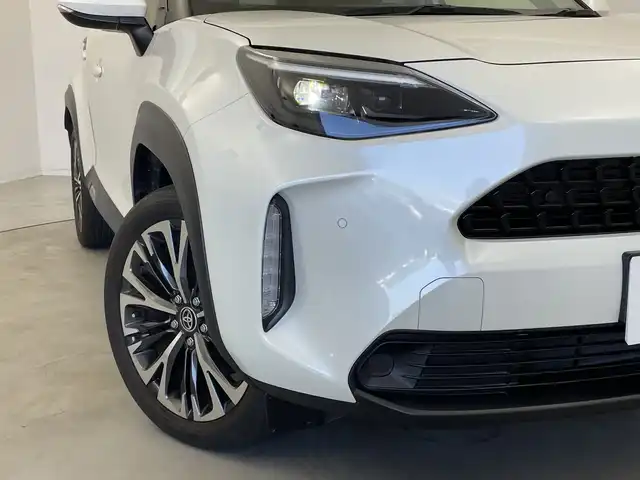 トヨタ ヤリスクロス ハイブリッド Z 新潟県 2021(令3)年 5.5万km ホワイトパールクリスタルシャイン メーカー純正ディスプレイオーディオ/ナビキット/(Fm.AM.Bluetooth.ミラキャスト)/バックカメラ/トヨタセーフティセンス/・プリクラッシュセーフティ/・レーンキープアシスト/・レーダークルーズコントロール/・オートマチックハイビーム/革巻きステアリング/ステアリングリモコン/LEDオートライト/電動格納ウィンカーミラー/前後ドライブレコーダー/電子制御パーキングブレーキ/ブレーキホールド/プッシュスタート/スマートキー×2/純正フロアマット