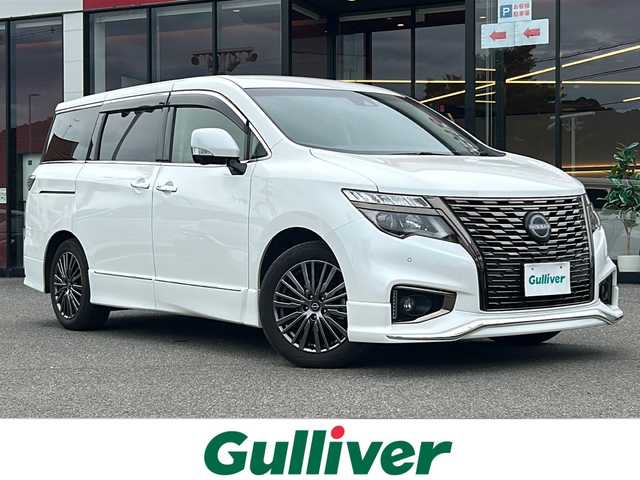 日産 エルグランド 250HWS プレミアム アーバンクロム 大阪府 2022(令4)年 5万km ピュアホワイトパール ワンオーナー　エマージェンシーブレーキ　両側パワースライドドア　１０型純正ナビ　全周囲カメラ　ＣＤ　ＤＶＤ　ＢＴ　Ｂｌｕ－ｒａｙ　後席モニター　レザーシート　前席パワーシート　前席シートヒーター　BSM　レーダークルーズコントロール　パワーバックドア　プラズマクラスター　前方純正ドライブレコーダー　前後コーナーセンサー　3点エアバッグ　LEDヘッドライト　ETC　スペアキー　