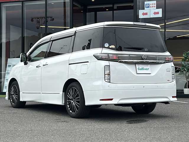 日産 エルグランド 250HWS プレミアム アーバンクロム 大阪府 2022(令4)年 5万km ピュアホワイトパール ワンオーナー　エマージェンシーブレーキ　両側パワースライドドア　１０型純正ナビ　全周囲カメラ　ＣＤ　ＤＶＤ　ＢＴ　Ｂｌｕ－ｒａｙ　後席モニター　レザーシート　前席パワーシート　前席シートヒーター　BSM　レーダークルーズコントロール　パワーバックドア　プラズマクラスター　前方純正ドライブレコーダー　前後コーナーセンサー　3点エアバッグ　LEDヘッドライト　ETC　スペアキー　