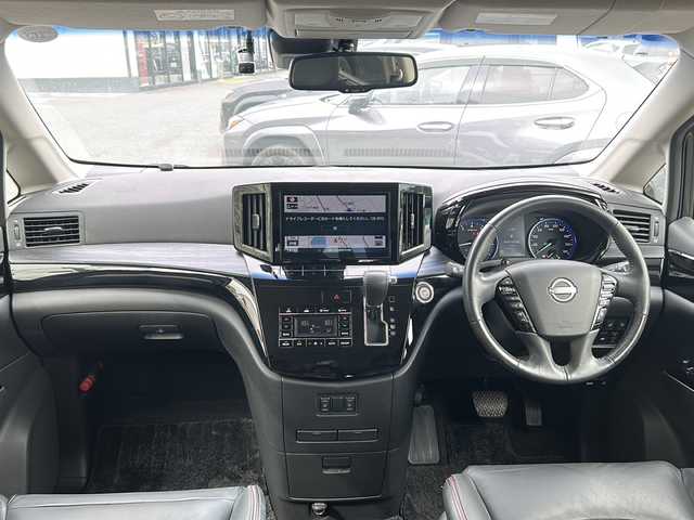 日産 エルグランド 250HWS プレミアム アーバンクロム 大阪府 2022(令4)年 5万km ピュアホワイトパール ワンオーナー　エマージェンシーブレーキ　両側パワースライドドア　１０型純正ナビ　全周囲カメラ　ＣＤ　ＤＶＤ　ＢＴ　Ｂｌｕ－ｒａｙ　後席モニター　レザーシート　前席パワーシート　前席シートヒーター　BSM　レーダークルーズコントロール　パワーバックドア　プラズマクラスター　前方純正ドライブレコーダー　前後コーナーセンサー　3点エアバッグ　LEDヘッドライト　ETC　スペアキー　