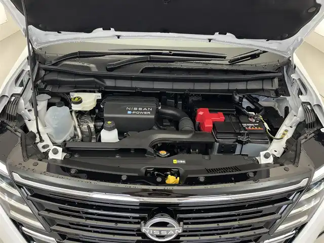 日産 セレナ e－パワー ハイウェイスター V 滋賀県 2025(令7)年 0.1千km プリズムホワイト 登録済未使用車/純正12.3型ナビ/（フルセグTV/HDMI/BT/USB/FM/AM）/インテリジェントエマージェンシーブレーキ/インテリジェントFCW（前方衝突予測警報）/インテリジェントLI（車線逸脱防止支援）/LDW（車線逸脱警報）/ハイビームアシスト/BSW（後側方車両検知警報）/RCTA（後退時車両検知警報）/インテリジェントDA（ふらつき警報）/標識検知機能/SOSコール/純正フリップダウンモニター/インテリジェントアラウンドビューモニター/ビルトインETC2.0/インテリジェントルームミラー/前後ドライブレコーダー/両側パワースライドドア/前後ソナー/ハーフレザーシート/置くだけ充電/電動パーキングブレーキ/LEDヘッドライト/純正16インチAW