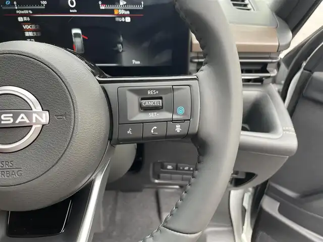 日産 セレナ e－パワー ハイウェイスター V 滋賀県 2025(令7)年 0.1千km プリズムホワイト 登録済未使用車/純正12.3型ナビ/（フルセグTV/HDMI/BT/USB/FM/AM）/インテリジェントエマージェンシーブレーキ/インテリジェントFCW（前方衝突予測警報）/インテリジェントLI（車線逸脱防止支援）/LDW（車線逸脱警報）/ハイビームアシスト/BSW（後側方車両検知警報）/RCTA（後退時車両検知警報）/インテリジェントDA（ふらつき警報）/標識検知機能/SOSコール/純正フリップダウンモニター/インテリジェントアラウンドビューモニター/ビルトインETC2.0/インテリジェントルームミラー/前後ドライブレコーダー/両側パワースライドドア/前後ソナー/ハーフレザーシート/置くだけ充電/電動パーキングブレーキ/LEDヘッドライト/純正16インチAW