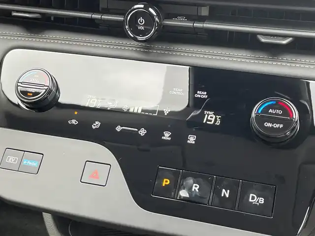 日産 セレナ e－パワー ハイウェイスター V 滋賀県 2025(令7)年 0.1千km プリズムホワイト 登録済未使用車/純正12.3型ナビ/（フルセグTV/HDMI/BT/USB/FM/AM）/インテリジェントエマージェンシーブレーキ/インテリジェントFCW（前方衝突予測警報）/インテリジェントLI（車線逸脱防止支援）/LDW（車線逸脱警報）/ハイビームアシスト/BSW（後側方車両検知警報）/RCTA（後退時車両検知警報）/インテリジェントDA（ふらつき警報）/標識検知機能/SOSコール/純正フリップダウンモニター/インテリジェントアラウンドビューモニター/ビルトインETC2.0/インテリジェントルームミラー/前後ドライブレコーダー/両側パワースライドドア/前後ソナー/ハーフレザーシート/置くだけ充電/電動パーキングブレーキ/LEDヘッドライト/純正16インチAW