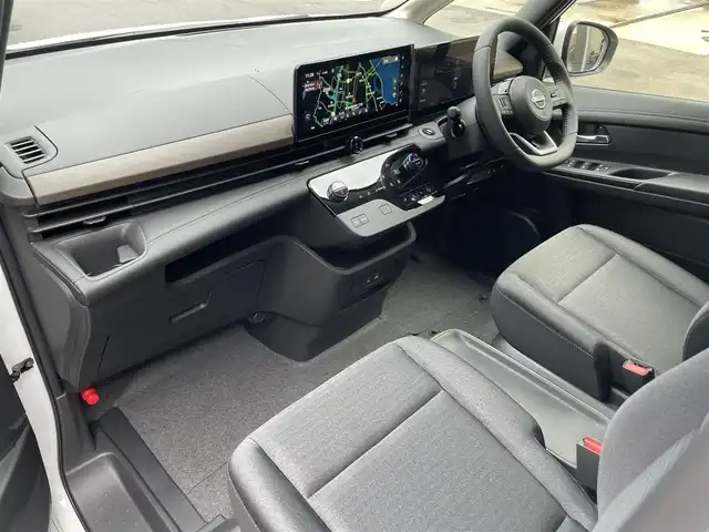 日産 セレナ e－パワー ハイウェイスター V 滋賀県 2025(令7)年 0.1千km プリズムホワイト 登録済未使用車/純正12.3型ナビ/（フルセグTV/HDMI/BT/USB/FM/AM）/インテリジェントエマージェンシーブレーキ/インテリジェントFCW（前方衝突予測警報）/インテリジェントLI（車線逸脱防止支援）/LDW（車線逸脱警報）/ハイビームアシスト/BSW（後側方車両検知警報）/RCTA（後退時車両検知警報）/インテリジェントDA（ふらつき警報）/標識検知機能/SOSコール/純正フリップダウンモニター/インテリジェントアラウンドビューモニター/ビルトインETC2.0/インテリジェントルームミラー/前後ドライブレコーダー/両側パワースライドドア/前後ソナー/ハーフレザーシート/置くだけ充電/電動パーキングブレーキ/LEDヘッドライト/純正16インチAW